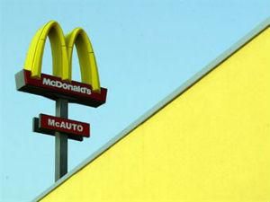 Співробітника McDonald's заарештували за те, що він плював у чай