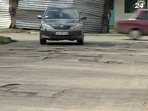 Водій, котрий знайде 1 км дороги без ям, заробить тисячу гривень Водій, котрий знайде 1 км дороги без ям, заробить тисячу гривень