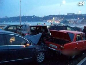 У ДТП в Києві зіткнулось 9 автомобілів У ДТП в Києві зіткнулось 9 автомобілів