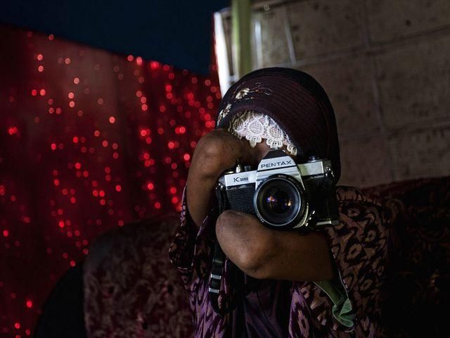 В Индонезии живет безрукая женщина-фотограф (Фото)