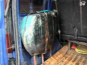 Прикарпатец заправляет свой автомобиль обычным маслом Прикарпатец заправляет свой автомобиль обычным маслом