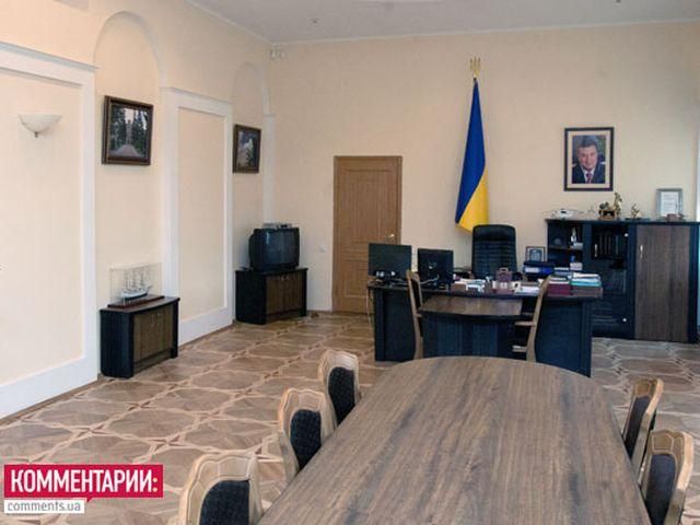 Табачник показал свой кабинет Табачник показал свой кабинет