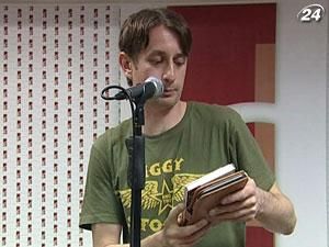 Сергій Жадан презентував у Києві свою нову поетичну збірку "Вогнепальні і ножові" Сергій Жадан презентував у Києві свою нову поетичну збірку "Вогнепальні і ножові"