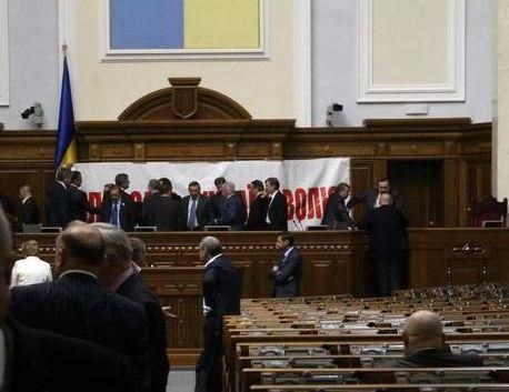 Рада не засідає, депутати дивляться відео про Тимошенко