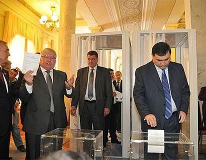 "Регіонали" обирали Лутковську під контролем Чечетова "Регіонали" обирали Лутковську під контролем Чечетова