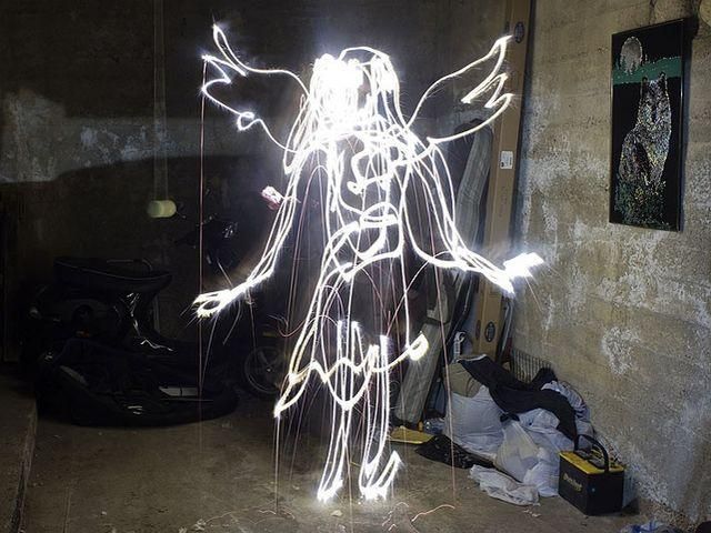 Світловий художник створив 12 знаків зодіаку за допомогою світла Світловий художник створив 12 знаків зодіаку за допомогою світла