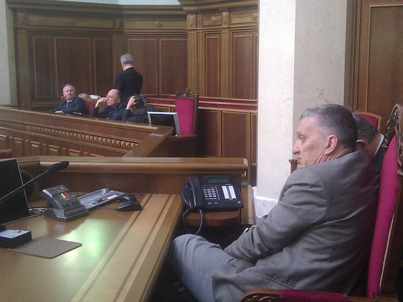 БЮТівці продовжують блокувати парламент БЮТівці продовжують блокувати парламент