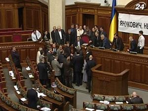 Опозиція ночує у парламенті, робота депутатів заблокована Опозиція ночує у парламенті, робота депутатів заблокована