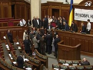 Оппозиция ночует в парламенте, работа депутатов заблокирована