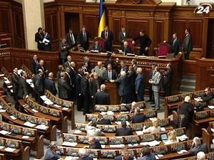 Оппозиция третий день блокирует парламент