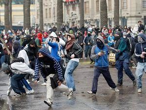 Чилійські студенти під час протесту закидали поліцію камінням