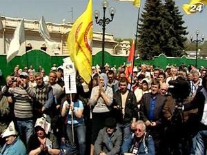 Возле Верховной Рады и Кабмина митинговали чернобыльцы