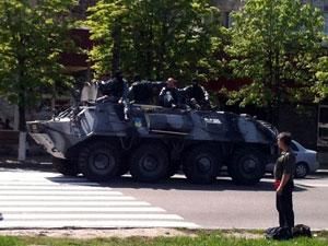 На улицы Днепропетровска выехала бронетехника