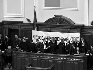 Нардепи від Регіонів наближаються до опозиції, яка блокує трибуну Нардепи від Регіонів наближаються до опозиції, яка блокує трибуну