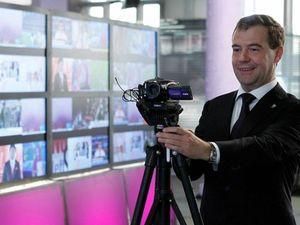 Медведев в Twitter "зафоловил" оппозиционный канал "Дождь"