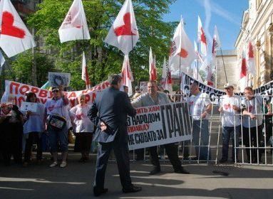 До суду над Тимошенко збираються люди попри заборону До суду над Тимошенко збираються люди попри заборону