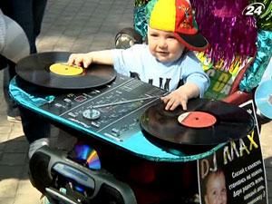 В Запорожье устроили парад детских колясок