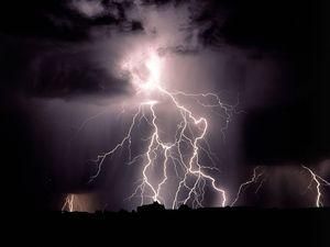 В Индии молния попала в храм: Погибли 9 человек В Индии молния попала в храм: Погибли 9 человек