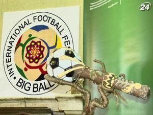 Грузинський режисер Раґулі Власідзе привіз до Львова колекцію булав Грузинський режисер Раґулі Власідзе привіз до Львова колекцію булав