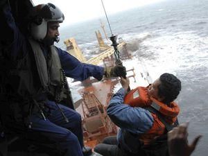 В Индии утонул паром: 35 погибших, 200 пропавших без вести В Индии утонул паром: 35 погибших, 200 пропавших без вести