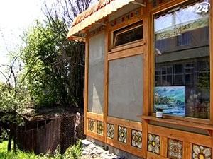 В каркас магазина в Ужгороде вмонтировали авторские керамические панно В каркас магазина в Ужгороде вмонтировали авторские керамические панно