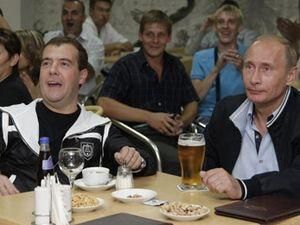 Путин и Медведев попили пива на Арбате