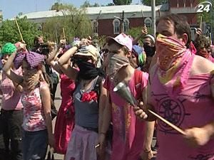 Активисты под танец и в париках требуют изменений в трудовом законодательстве Активисты под танец и в париках требуют изменений в трудовом законодательстве