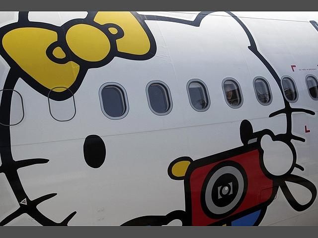 В небе начали летать самолеты авиалиний Hello Kitty В небе начали летать самолеты авиалиний Hello Kitty