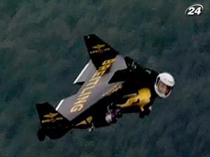 Швейцарец Ив Росси пролетел больше 10 минут над Рио-де-Жанейро с помощью реактивного крыла