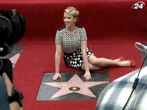 Скарлетт Йоханссон получила звезду на Аллее славы в Голливуде Скарлетт Йоханссон получила звезду на Аллее славы в Голливуде
