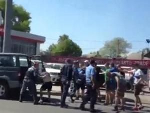 Донецька міліція била футбольних фанів і застосовувала електрошокери Донецька міліція била футбольних фанів і застосовувала електрошокери