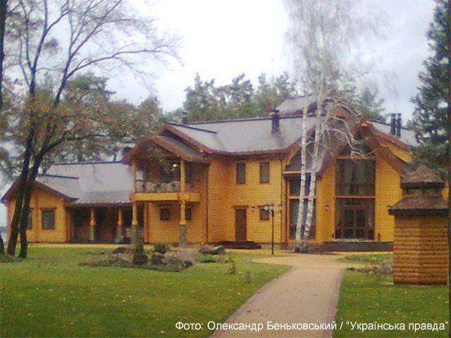 УП оприлюднила фотографії "мисливського будинку" Януковича УП оприлюднила фотографії "мисливського будинку" Януковича