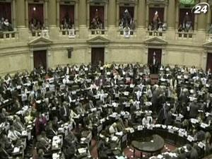 Парламент Аргентини схвалив націоналізацію нафтової компанії YPF Парламент Аргентини схвалив націоналізацію нафтової компанії YPF