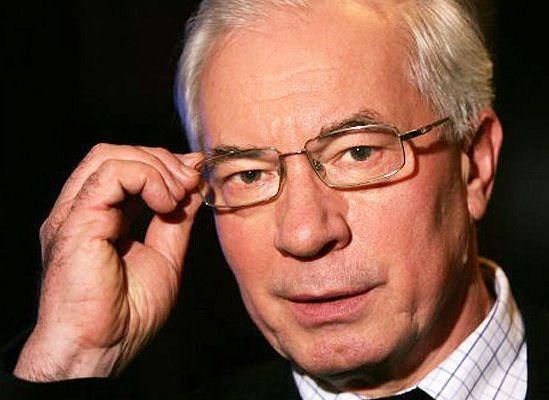 Азаров запевнив, що Тимошенко не били, і запросив на Євро-2012 Азаров запевнив, що Тимошенко не били, і запросив на Євро-2012