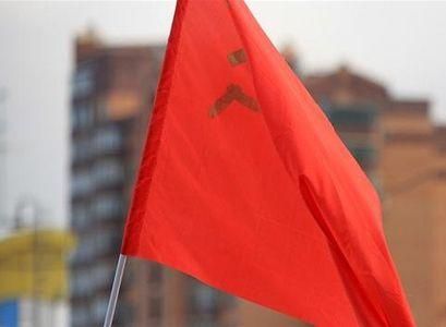 Симоненко хочет красные флаги на всех госучреждениях