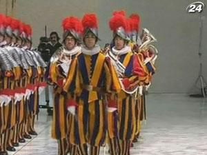 26 швейцарских гвардейцев пополнили ряды самой старой армии мира 26 швейцарских гвардейцев пополнили ряды самой старой армии мира