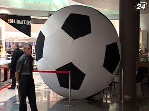 В Харькове установили трехметровый мяч к Евро-2012