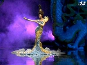 Китайська дизайнерка Го Пей представила одразу дві колекції одягу Китайська дизайнерка Го Пей представила одразу дві колекції одягу