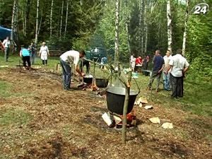 Перший в Україні фестиваль березового соку провели на Буковині