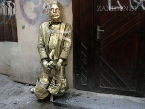 У Львові встановили скульптуру "пісяючого Сталіна" (ВІДЕО)