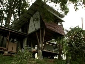 Архитектор из Индонезии строит жилье из отходов