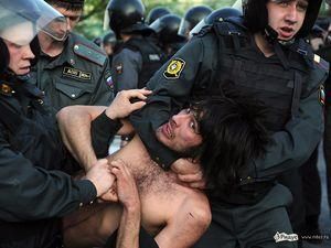 В центре Москвы снова задерживают людей, среди них - журналисты