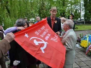 У Львові сталась сутичка через червоний прапор