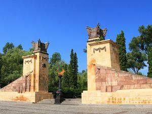 Во Львове на Холм Славы милиция пускает людей выборочно Во Львове на Холм Славы милиция пускает людей выборочно