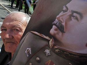 Центром Києва пройшлася колона з портретом Сталіна