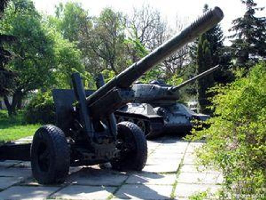 В Тернополе произошло столкновение из-за красных флагов В Тернополе произошло столкновение из-за красных флагов