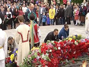 Представники опозиції поклали квіти до обеліску Перемоги