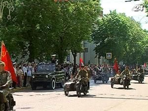 Воины Черноморского флота России и Украины прошли рядом Воины Черноморского флота России и Украины прошли рядом