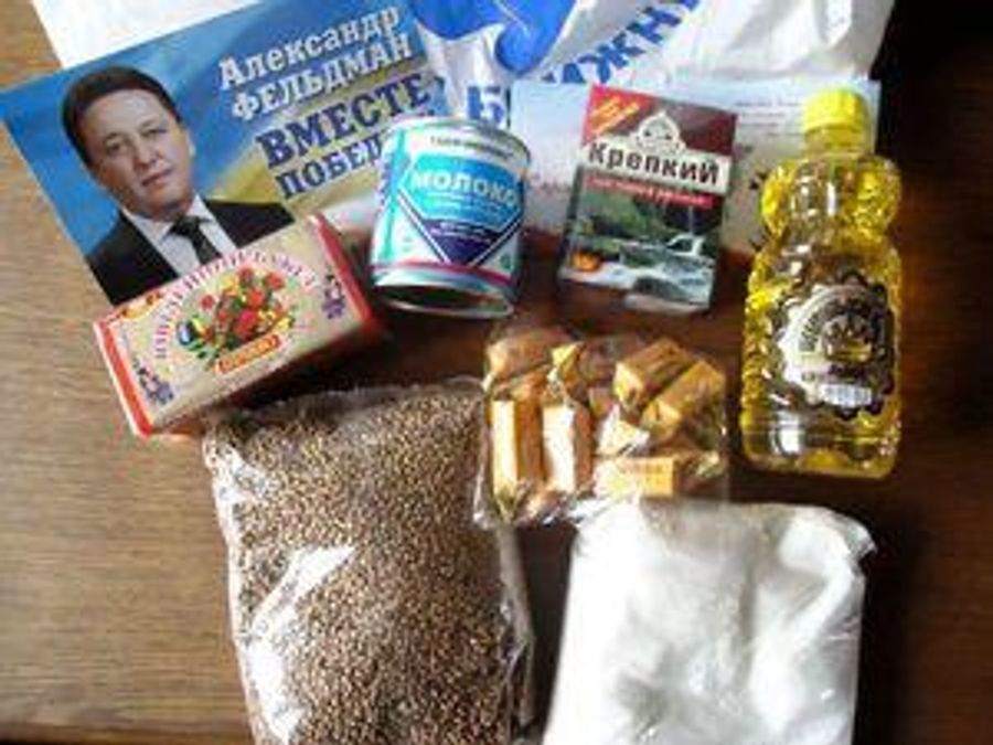 Регіонали продовжують роздавати виборцям гречку та "Корівки" Регіонали продовжують роздавати виборцям гречку та "Корівки"