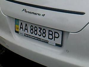 У Києві Porsche з номерами ВР протаранив два автомобілі У Києві Porsche з номерами ВР протаранив два автомобілі